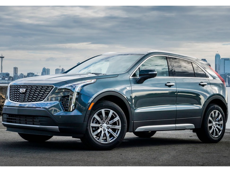 Cadillac XT4: вид спереди сбоку в городе