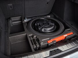 Geely Tugella 2.0T 4x4 (238 л.с.) AT Flagship: запасное колесо в нише багажника