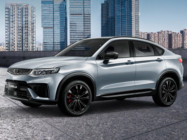 Geely Tugella: вид спереди сбоку в городе