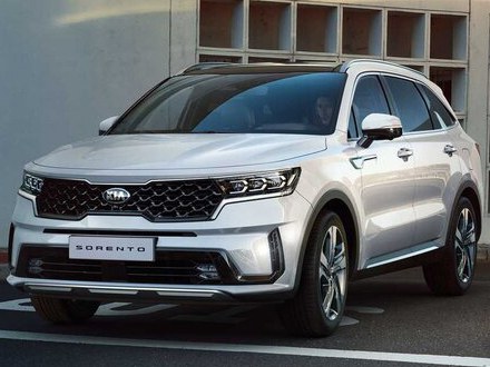 KIA Sorento (IV поколение, 2020 - 2022 г.в.): вид спереди сбоку у здания