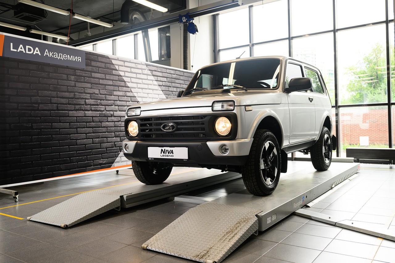 ВАЗ (Lada) Niva Legend 3-дв.: вид спереди сбоку