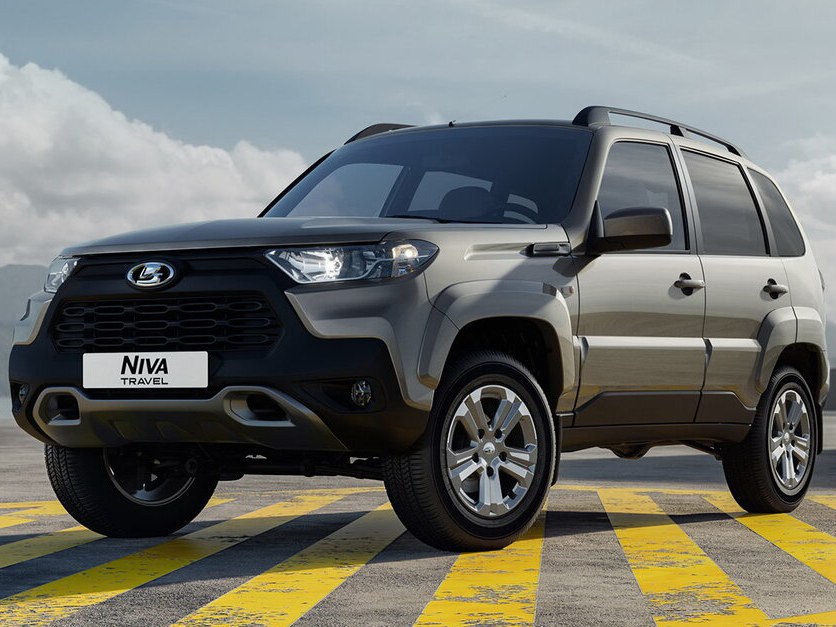 ВАЗ (Lada) Niva Travel (II поколение, 2020 - 2025 г.в.): вид спереди сбоку на дороге