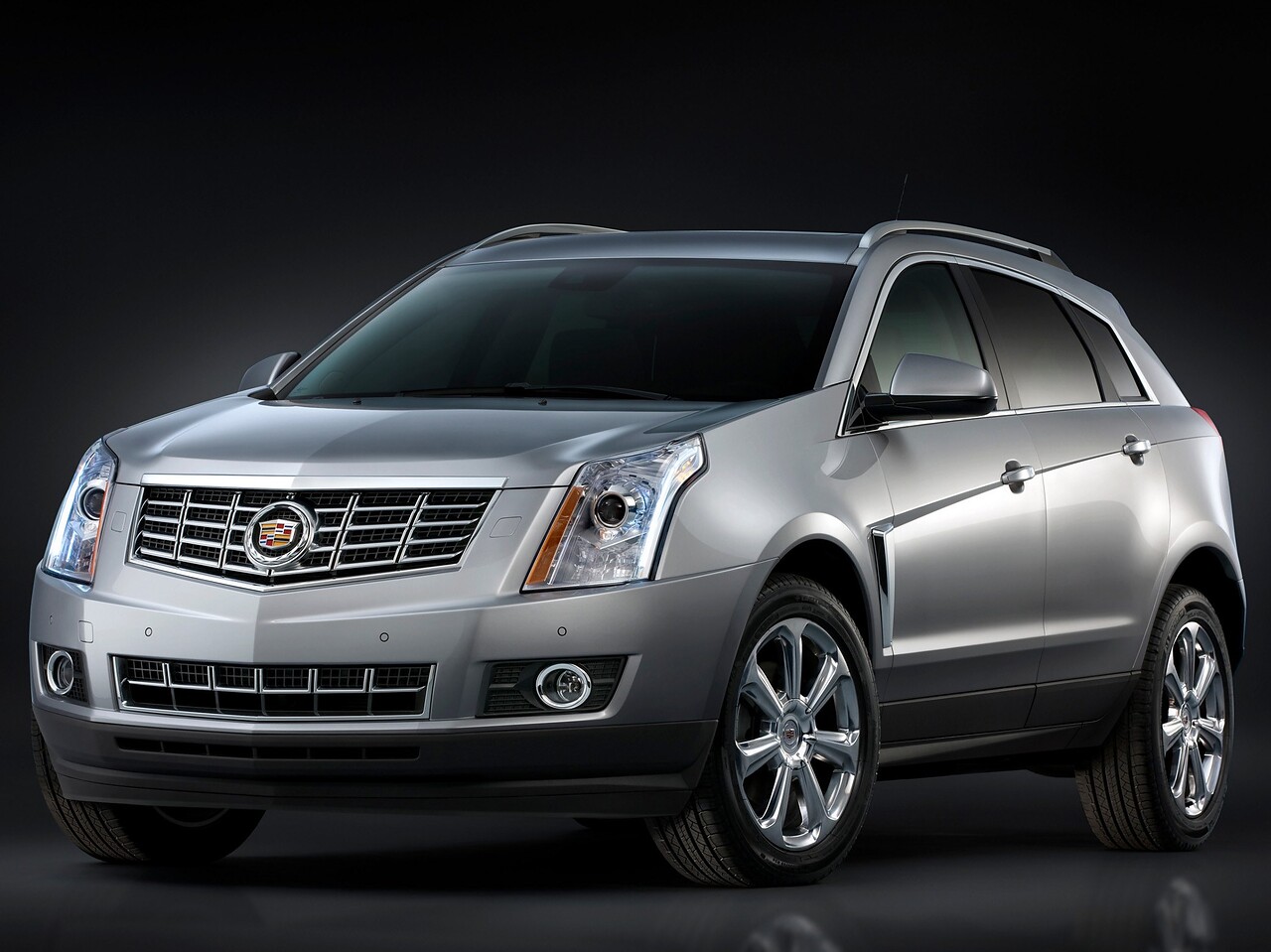 Cadillac SRX (II поколение рестайлинг, 2014 - 2017 г.в.): вид спереди сбоку в студии