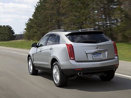 Cadillac SRX (II поколение, 2010 - 2014 г.в.): вид сзади сбоку на дороге