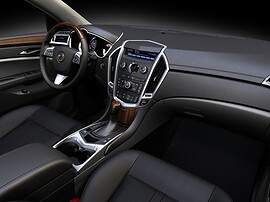 Cadillac SRX (II поколение, 2010 - 2014 г.в.): Интерьер салона с рулём и центральной консолью