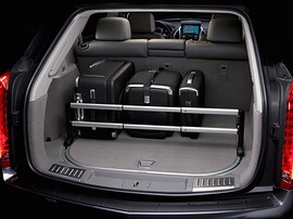Cadillac SRX (II поколение, 2010 - 2014 г.в.): Открытый багажник с чемоданами и креплением