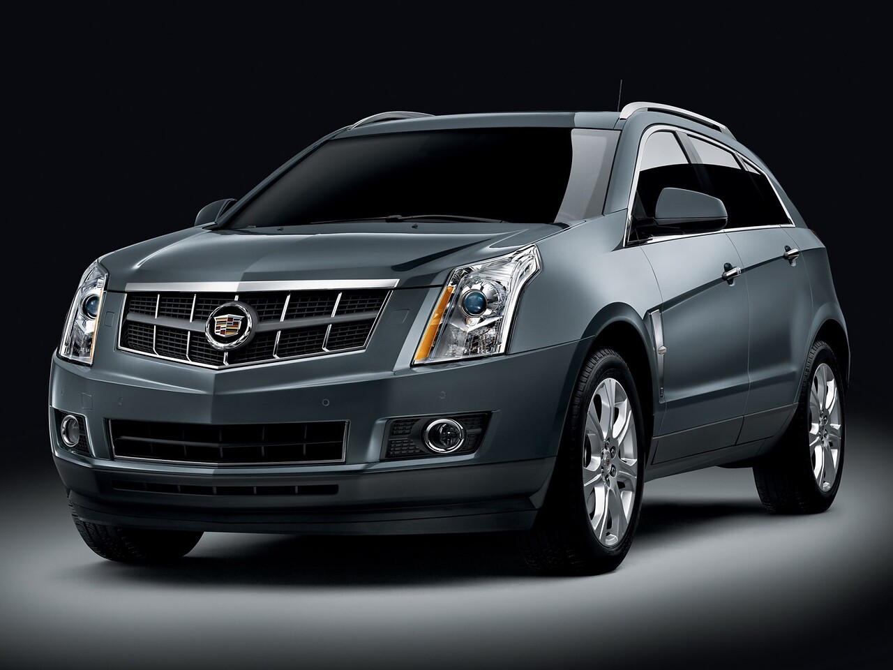 Cadillac SRX (II поколение, 2010 - 2014 г.в.): вид спереди сбоку в студии