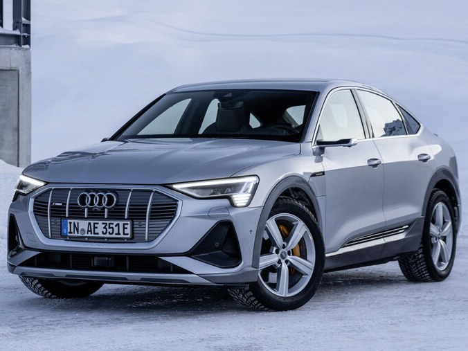 Audi e-tron Sportback (I поколение, 2019 - 2022 г.в.): вид спереди сбоку на снегу