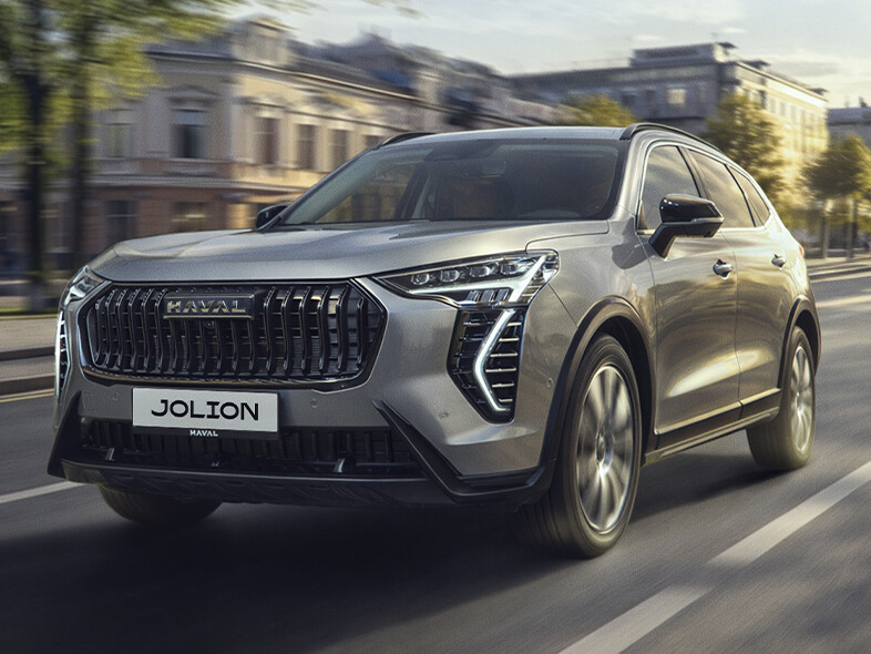 Haval Jolion: вид спереди сбоку у здания