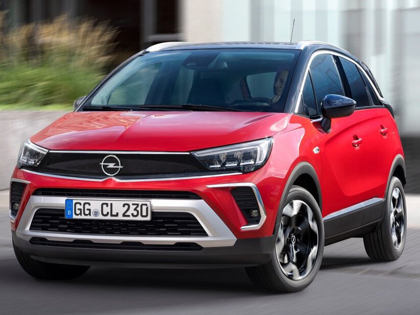Opel Crossland (I поколение, 2020 - 2022 г.в.): вид спереди сбоку на улице