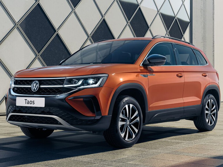 Volkswagen Taos (I поколение, 2020 - 2022 г.в.): вид спереди сбоку у здания