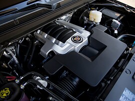 Cadillac Escalade (IV поколение, 2015 - 2021 г.в.): Моторный отсек с восьмицилиндровым двигателем