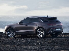 Genesis GV70 (I поколение, 2020 - 2022 г.в.): вид сзади сбоку у моря
