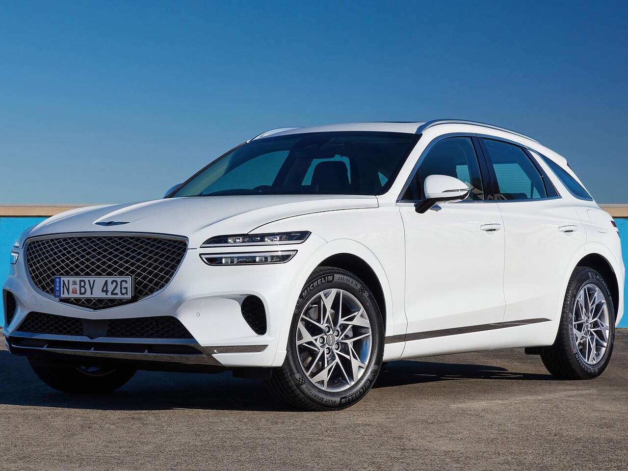 Genesis GV70 (I поколение, 2020 - 2022 г.в.): вид спереди сбоку