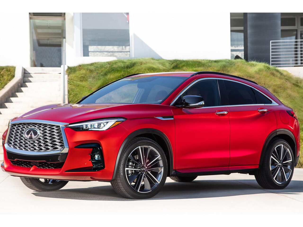 Infiniti QX55 (I поколение, 2021 - 2022 г.в.): вид спереди сбоку у здания