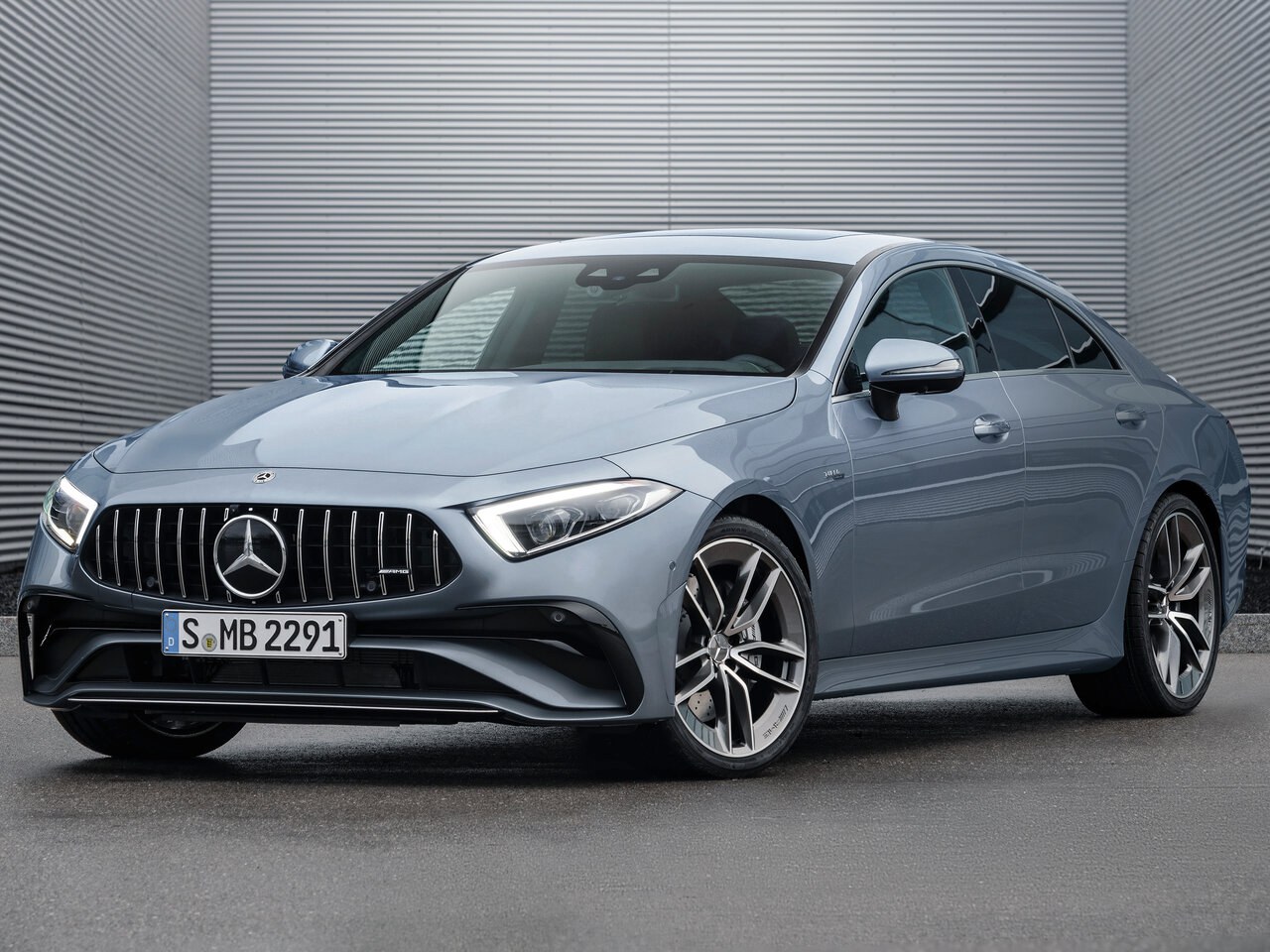 Mercedes-Benz CLS-Класс AMG 3.0 4MATIC AT AMG CLS 53: вид спереди сбоку у здания