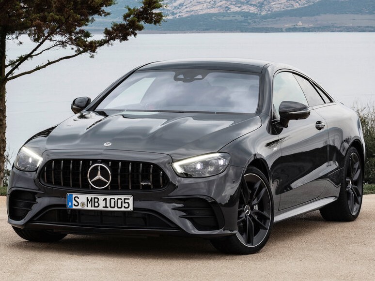 Mercedes-Benz E-Класс AMG купе (C238 рестайлинг, 2020 - 2022 г.в.): вид спереди сбоку у воды