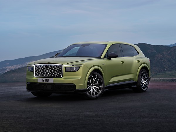 Bentley показала свой первый электромобиль Torcal: вид спереди сбоку на горной дороге