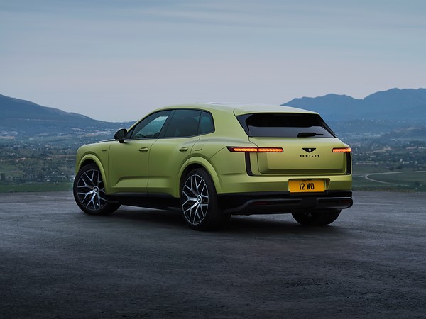 Bentley показала свой первый электромобиль Torcal: вид сзади сбоку в горах