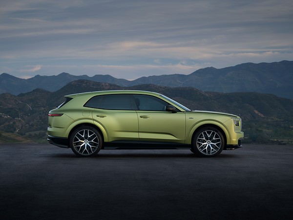 Bentley показала свой первый электромобиль Torcal: вид сбоку на горной дороге