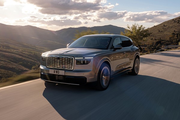 Bentley показала свой первый электромобиль Torcal: вид спереди сбоку на дороге