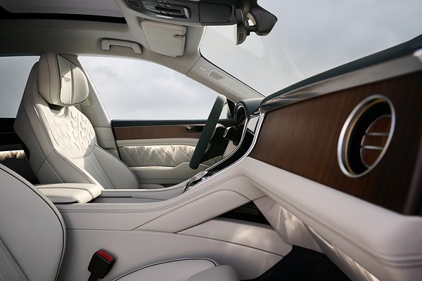 Bentley показала свой первый электромобиль Torcal: передняя часть салона со светлой отделкой