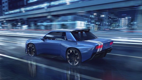 Renault показала электрический концепт 8 Gordini мощностью 270 л.с.: вид сзади сбоку в городе