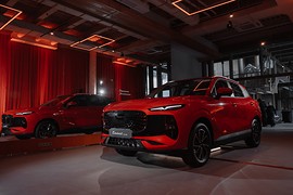 Tenet Plus назвал цены на городской кроссовер L4: вид спереди сбоку