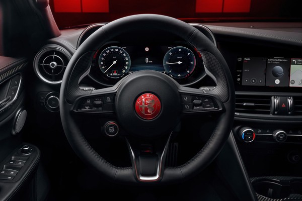 Alfa Romeo представила спецсерию Edizione Luna Rossa для четырех моделей