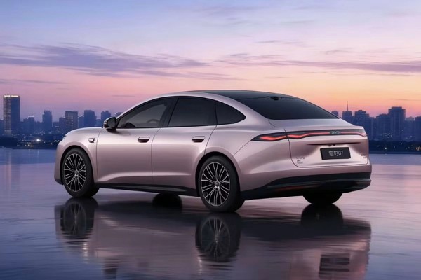 BYD показала второе поколение Seal 07: вид спереди