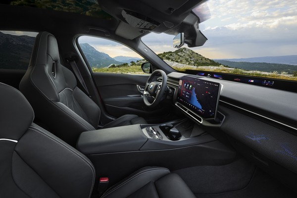 BMW показала новую «тройку»: салон