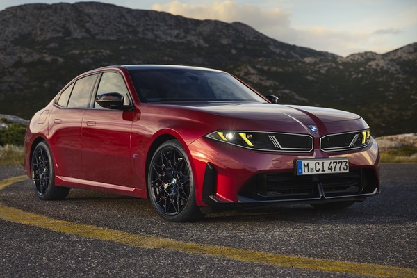 BMW показала новую «тройку»: вид спереди сбоку