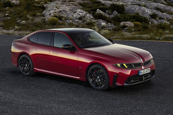 BMW показала новую «тройку»: вид спереди сбоку