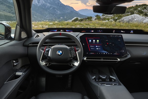 BMW показала новую «тройку»: салон