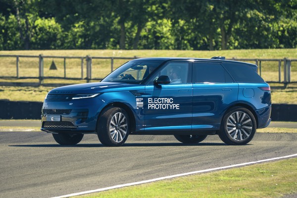 Range Rover представила первый электрический Sport