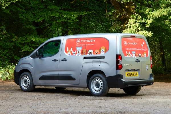 Citroën сделала Berlingo для собак: вид сзади сбоку