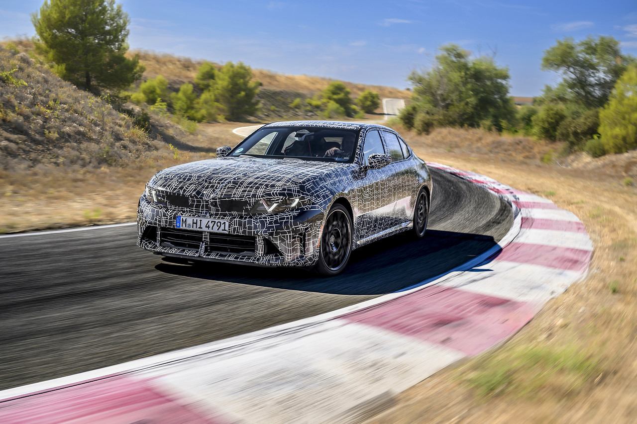 BMW рассказала о новой «тройке» с режимом дрифта: прототип на испытательной трассе, вид спереди сбоку