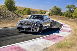 BMW рассказала о новой «тройке» с режимом дрифта: прототип на испытательной трассе, вид спереди сбоку