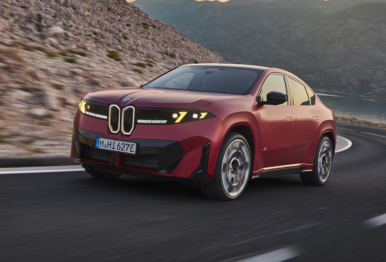 BMW представила новый электрический iX4