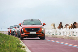 Cadillac начал продажи гибрида XT5 в Китае: колонна автомобилей на дороге