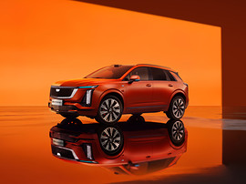 Cadillac начал продажи гибрида XT5 в Китае: вид спереди сбоку в студии
