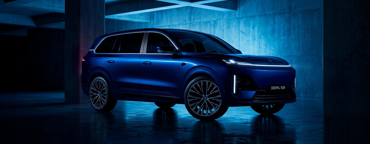 Changan готовит большой гибрид Deepal S09 к выходу в Россию: вид спереди сбоку в тёмной студии