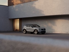 Volvo обновила компактные XC40, EX40 и EC40: вид спереди сбоку у здания