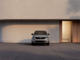 Volvo обновила компактные XC40, EX40 и EC40: вид спереди у здания
