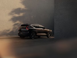 Volvo обновила компактные XC40, EX40 и EC40: вид сзади сбоку у стены