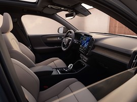 Volvo обновила компактные XC40, EX40 и EC40: салон, передний ряд