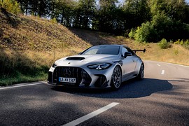 Mercedes-AMG собрала 30 купе CLE 646 — все продали до премьеры: вид спереди сбоку на дороге