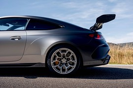 Mercedes-AMG собрала 30 купе CLE 646 — все продали до премьеры: вид сзади сбоку