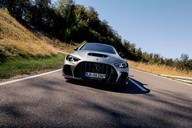 Mercedes-AMG собрала 30 купе CLE 646 — все продали до премьеры: вид спереди на дороге