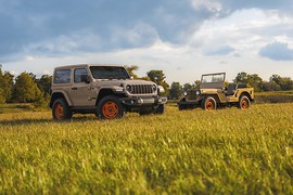 Jeep показала Wrangler JL-2A: две машины на поле, вид спереди сбоку